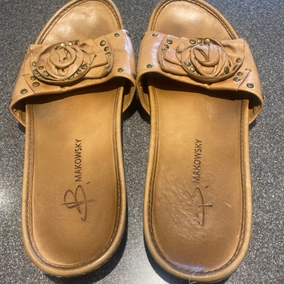 B Makowsky Jade Slides Genuine Leather in Beige  - Size 9.5M - Picture 2 of 8